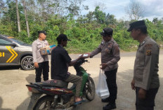 Polsek Rambang Bagikan Nasi Kotak di Jumat Berkah