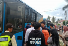 Penumpang KA Penumpang Transit Naik Bus ke Stasiun Gunung Megang