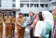 Apel Perdana Awal Tahun, Sekda Serahkan SK Pensiun Pegawai