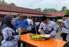 Rayakan Hari Guru Potong Tumpeng