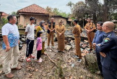 Wabup Sumarni Sumarni Salurkan Bantuan Korban Kebakaran Desa Lubuk Raman