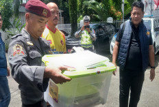 Pengiriman Hasil Rekapitulasi Suara Pemilu ke Provinsi Dikawal 4 Personel Polisi