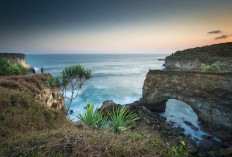 Pantai Karang Bolong: Sajikan Pemandangan Indah dengan Udara yang Sejuk, Ideal untuk Bersantai 