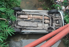 Hindari Tabrakan, Avanza Terjun ke Aliran Anak Sungai