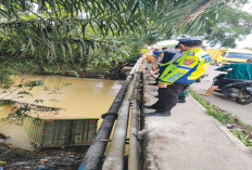 Diduga Mengantuk Truk Box Terjun ke Sungai Beringin