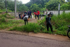 Semangat Gotong Royong Warga Desa Suka Dana Wujudkan Jalan Desa yang Bersih dan Aman