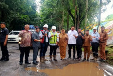 Wabup Sumarni Sidak Jalan Rusak Dalam Kota Muara Enim