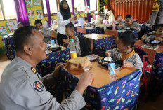 Polres Muara Enim Berikan Makanan Sehat Bergizi Untuk Siswa SDN 4 