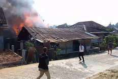 Konsleting Listrik, Si Jago Merah Hanguskan Satu Unit Rumah Panggung 