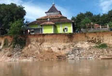 Masjid Ini Terancam Nyemplung ke Sungai Lematang, MENYAYAT HATI!