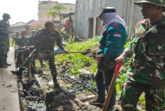 Dandim Bersama Bupati Bersihkan Sampah Pasar 