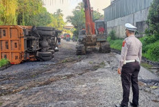 Jalan Rusak Parah, Truk Batu Bara Terguling