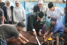 Edison dan Sumarni Tunaikan Salat Iduladha di Masjid Agung 