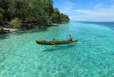 1 Jam dari Ambon, Ini Pantai Liang dengan Air Laut yang Jernih dan Biru