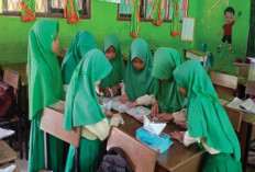 Ajari Siswa  Ketrampilan Membuat Perahu Kertas