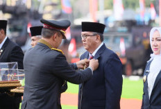 Kapolri Jenderal Listyo Sigit Prabowo Anugrahi Pj Bupati Muara Enim Pin Emas