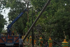 4 Tiang Listrik Roboh Akibat Angin Puting Beliung, 400 Pelanggan Masih Padam