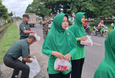 Persit KCK Ranting 2 Gelumbang Bagikan Takjil untuk Masyarakat