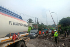 Respon Cepat Polres Muara Enim Atasi Kemacetan di Perlintasan Kereta Api Ujan Mas