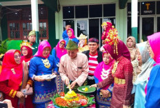 Pemotongan Nasi Tumpeng: Tradisi MAN 1 Muara Enim Penuh Makna di Hari Guru Nasional ke-79