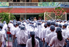 Keputusan Ganti Seragam Sekolah Diprotes, Mendingan Menterinya Aja yang Ganti