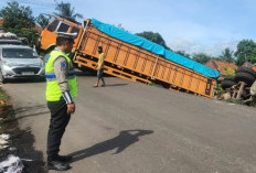 Tidak Kuat Nanjak, Fuso Batubara Terperosok, Timbulkan Kemacetan Panjang Jalinsum