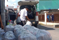Bagikan Ribuan Paket Sembako untuk Warga Sekitar