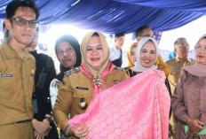 Wabup Tantang Pengrajin Muda Ciptakan Motif Songket Baru Saingi Mak Raje
