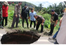 Tiba-tiba Muncul Lubang Besar di Pinggir Jalan Umum Panang Jaya Muara Enim