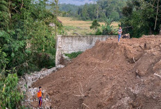Diduga Asal Jadi, Tembok Penahan Tanah Senilai Rp1,9 Miliar Ambruk