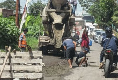 Viral! Jalan Berlubang Makan Korban Jiwa, Akhirnya Ditambal Usai Kecelakaan Tragis di Muara Enim