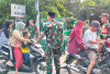 Koramil 404-01/Gelumbang Bagikan Takjil Gratis untuk Pengguna Jalan di Bulan Ramadhan