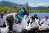 Jaga Ekosistem Danau Dedughuk, Tebar Benih Ikan Nila