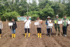 Warga Desa dan Polisi Dukung Ketahanan Pangan Nasional Dengan Tanam Jagung