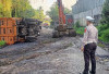 Jalan Rusak Parah, Truk Batu Bara Terguling