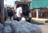 Bagikan Ribuan Paket Sembako untuk Warga Sekitar