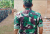 Prajurit TNI AD Renovasi Rumah Milik Purnawirawan di Gelumbang